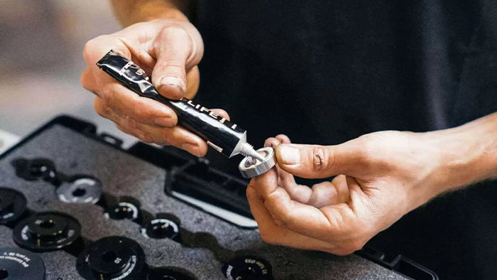 Operation of adjusting and pre tightening the clearance of rolling bearings